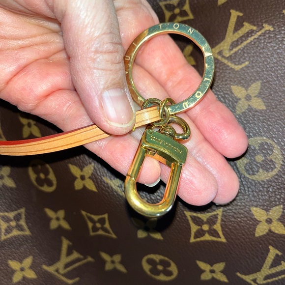 The Artsy MM embodies understated bohemian style. Louis Vuitton's - Picture 12 of 13